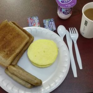 Ein typisches amerikanisches Hotel-Frühstück. Nur echt auf dem Styropor-Teller.